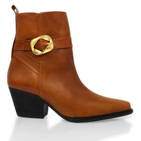 Botines de piel color almendra con tacón en bloque, punta afinada y hebilla dorada lateral, modelo Austin de Regina Romero.