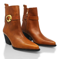 Par de botines Austin en piel color tan sobre superficie clara.