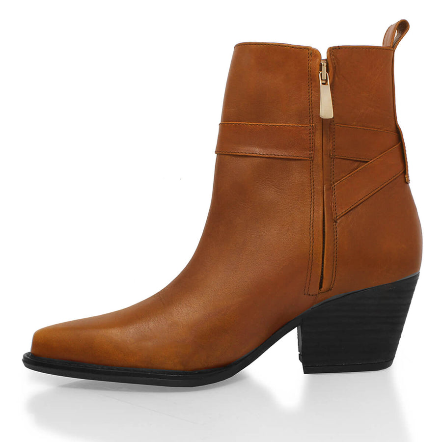 Botines Austin de piel color almendra con hebilla lateral vistos en ángulo.