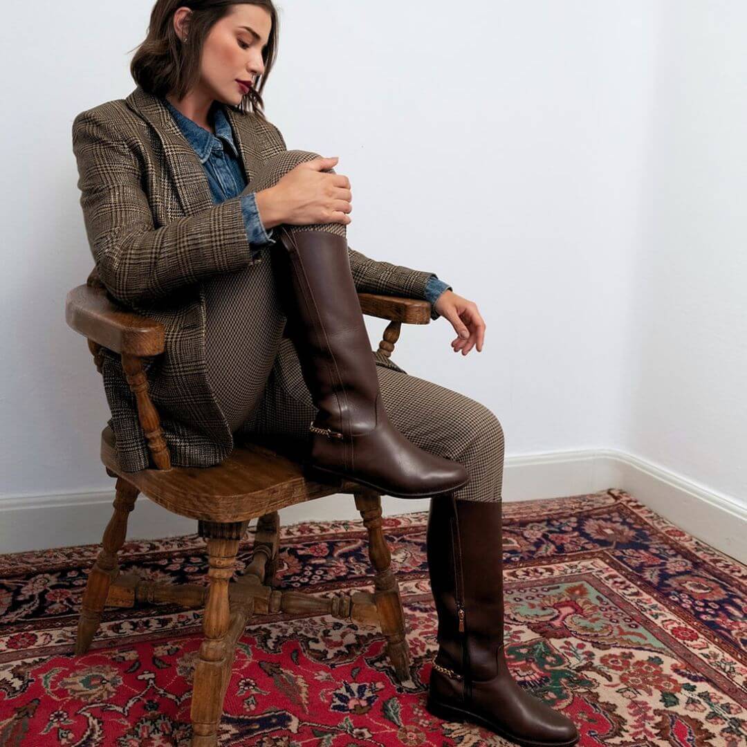 NOVA - Cafe Oscuro Regina Romero Zapato Bota Larga Tacon Bajo Para Dama en Piel