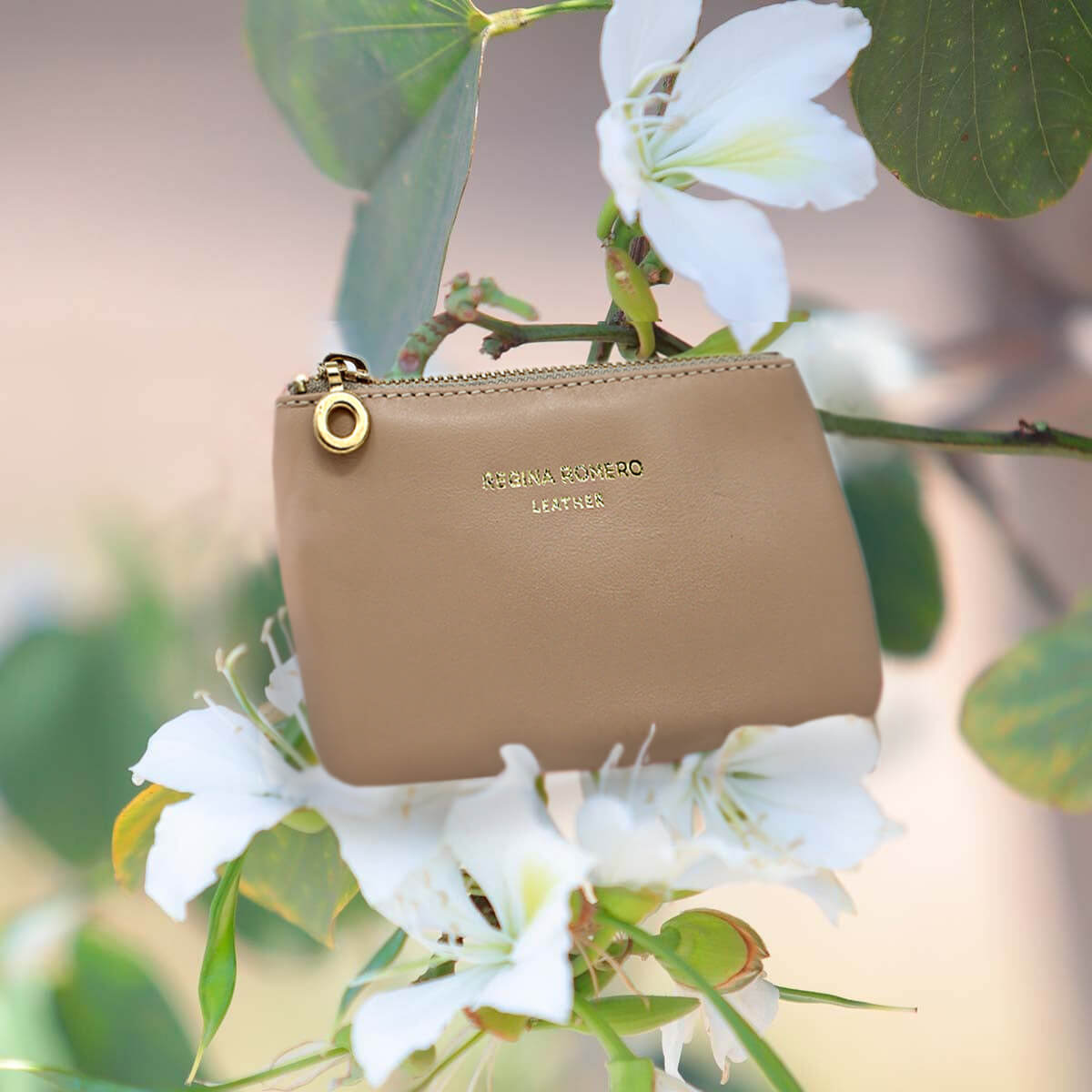SOPHIE - Beige Regina Romero Accesorio Monedero Para Dama en Piel