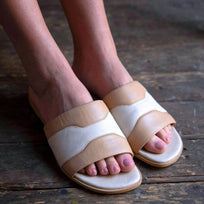 COCO - Vainilla y Latte Regina Romero Zapato Sandalia de Piso Para Dama en Piel