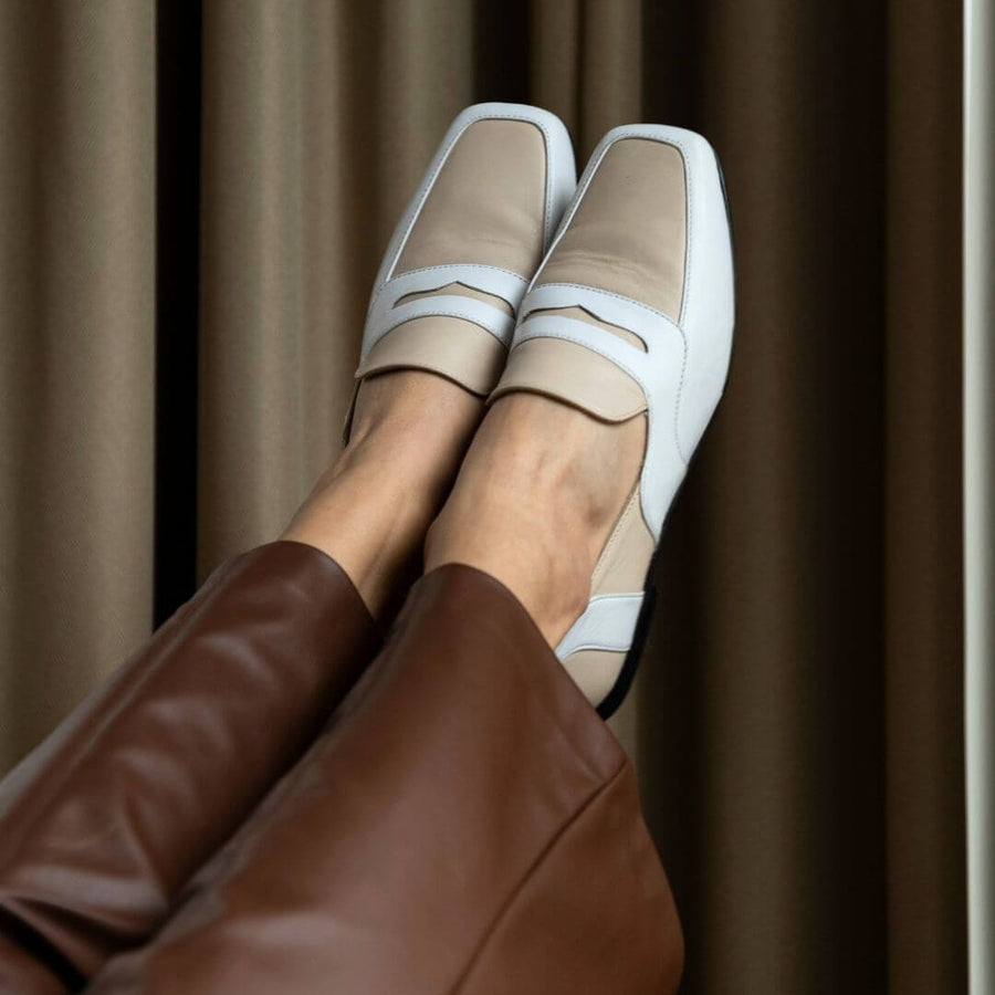 CLARK - Beige Regina Romero Zapato Mocasin de Piso Para Dama en Piel