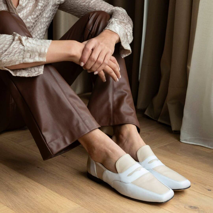 CLARK - Beige Regina Romero Zapato Mocasin de Piso Para Dama en Piel