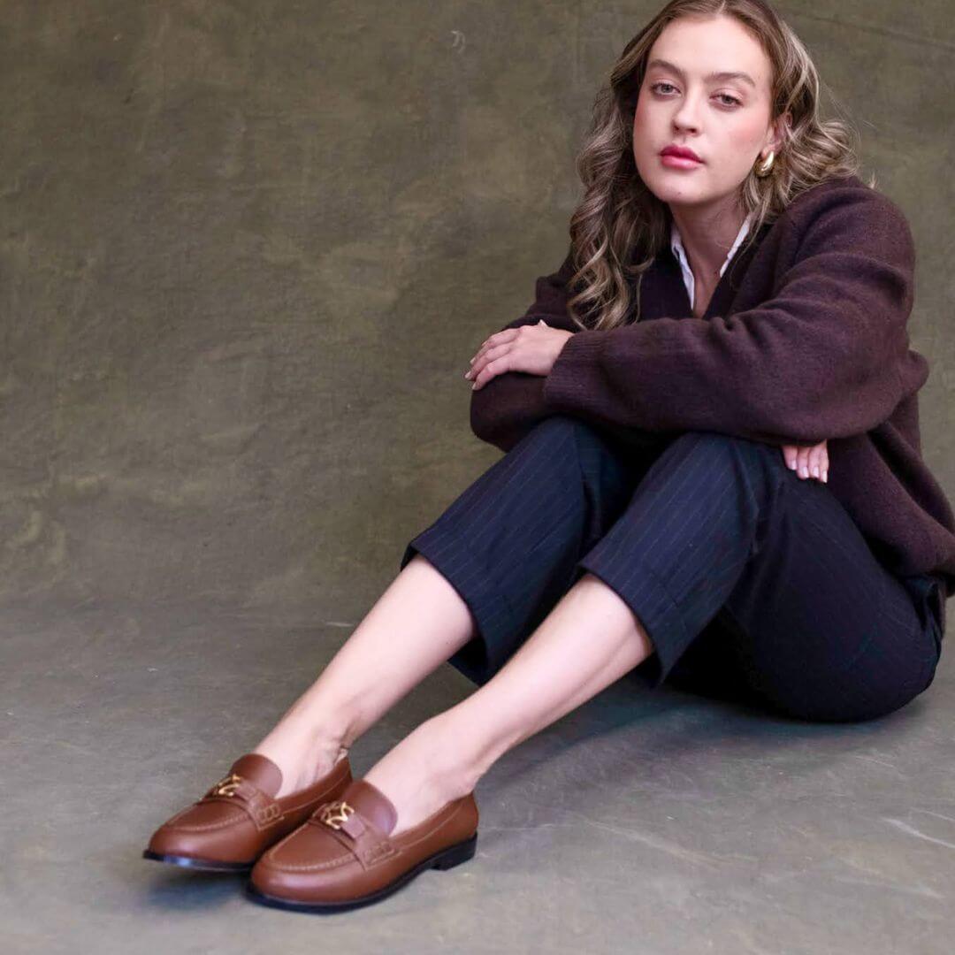 KATY - Avellana Regina Romero Zapato Mocasin de Piso Para Dama en Piel