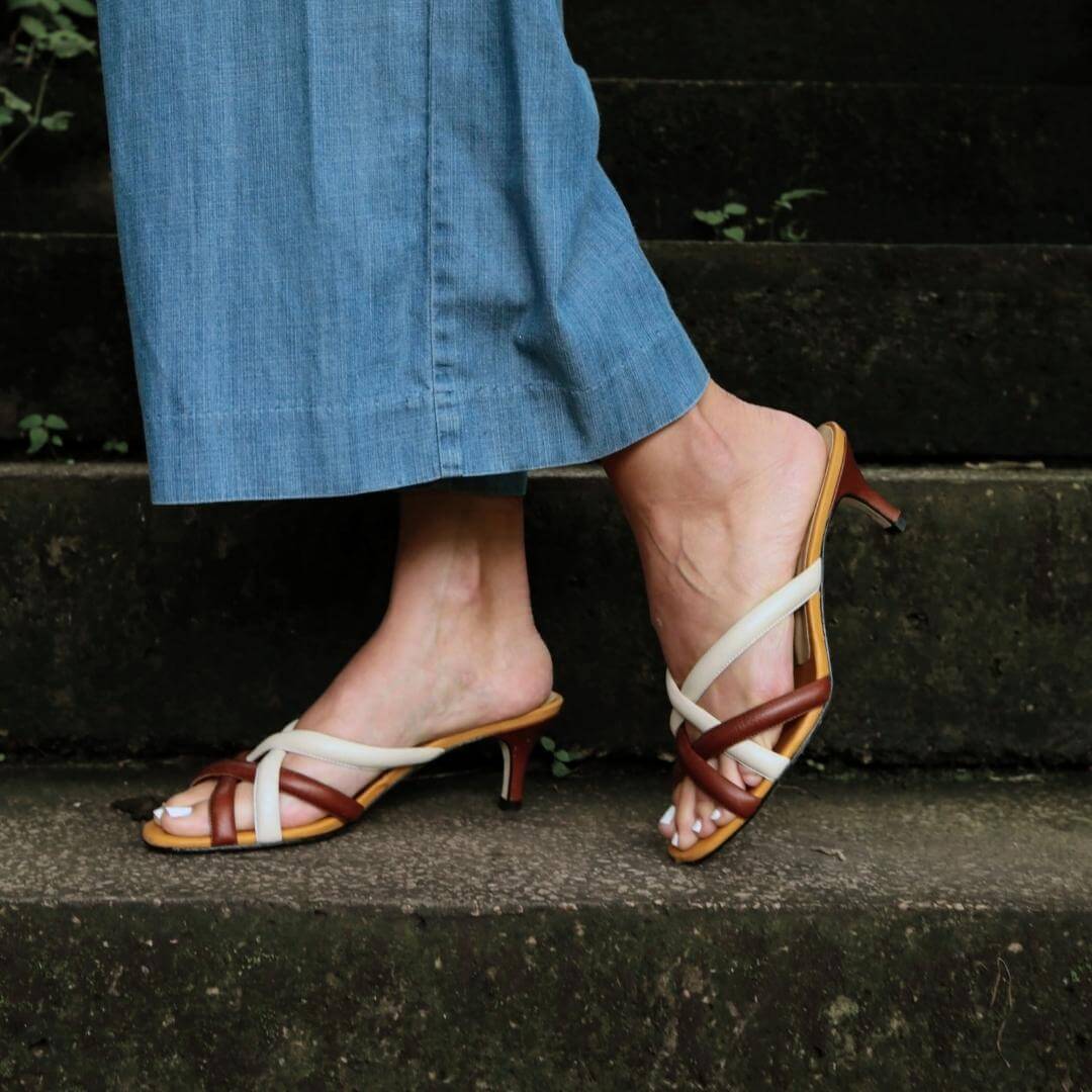 ALDA 60 - Mostaza y Cafe Regina Romero Zapato Sandalia Zapatilla Tacon Bajo Para Dama en Piel