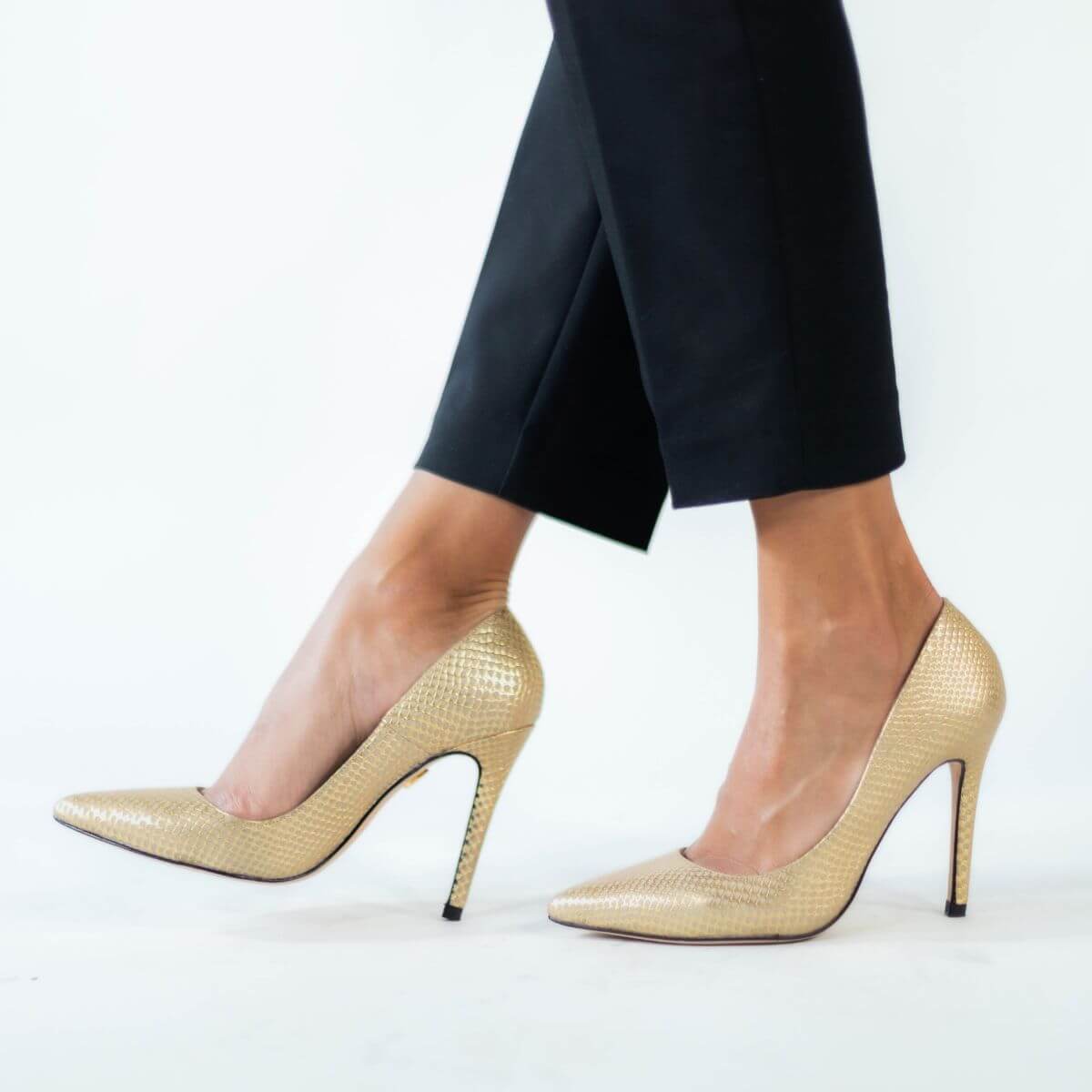 REGINA PUMP 105 - Oro Claro Regina Romero Zapato Zapatilla Tacon Alto Para Dama en Piel
