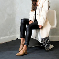 Look con balerinas beige de Regina Romero, correa al empeine y hebilla dorada
