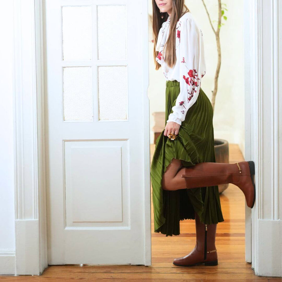 Modelo con botas altas cafés de Regina Romero combinadas con outfit casual
