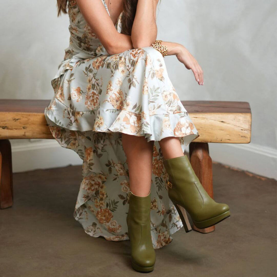 Modelo luciendo botines de piel verde Apolonia de Regina Romero en interior