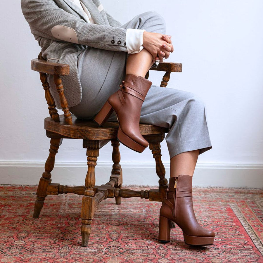 Mujer usando botines de piel color tan Zelda de Regina Romero en ambiente urbano