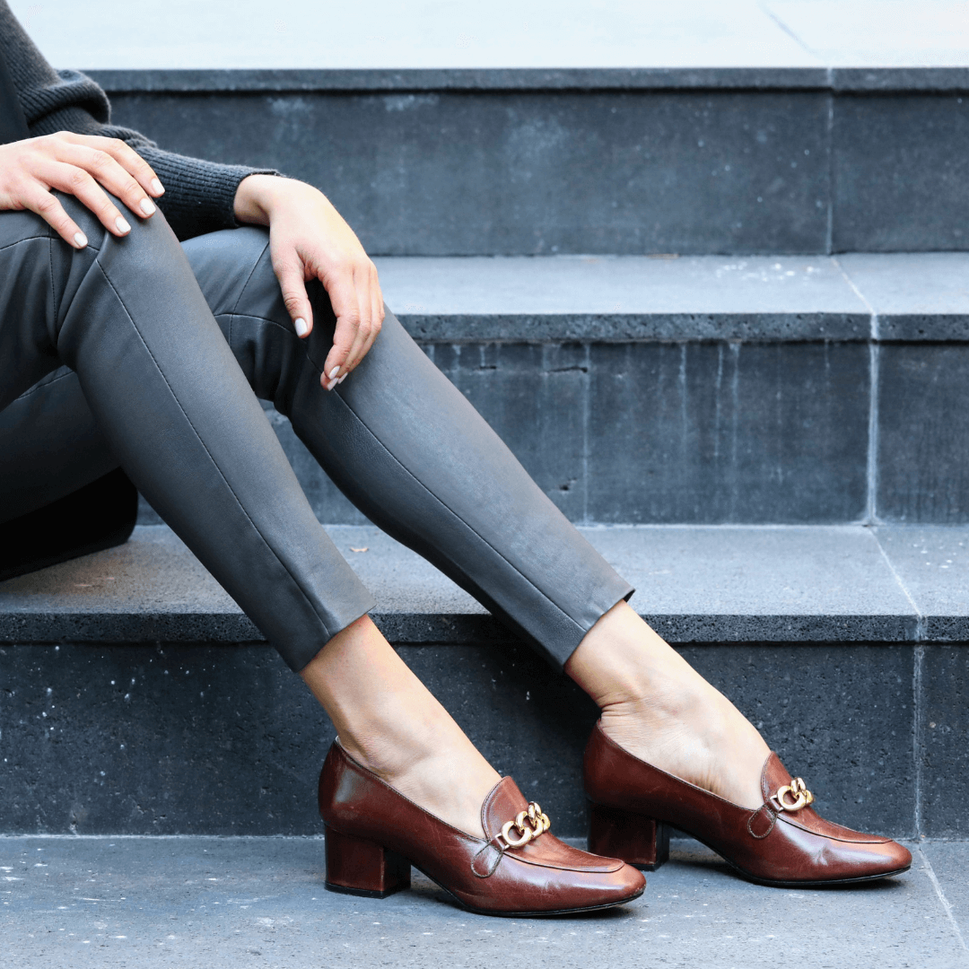 KALI 40 - Cafe Regina Romero Zapato Zapatilla Tacon Bajo Para Dama en Piel