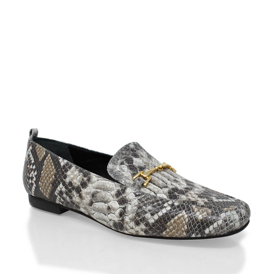 Vista en ángulo de los mocasines con animal print y detalle metálico en el empeine