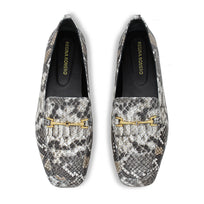 Vista superior del par de mocasines con animal print mostrando plantilla y herraje