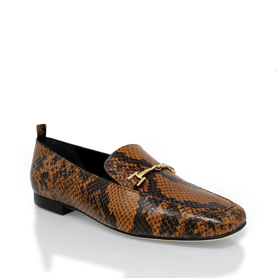 Vista en ángulo de los mocasines con animal print en tonos miel y café con perfil estilizado