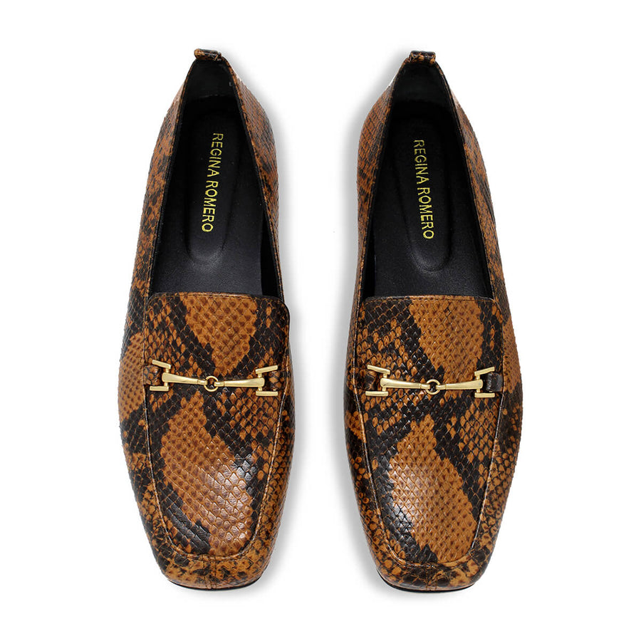 Vista superior del par de mocasines con animal print mostrando plantilla y detalle metálico