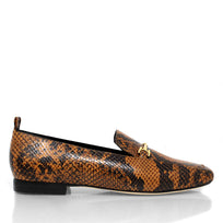 Mocasines de piel con animal print en tonos miel y café, suela baja y detalle metálico, Regina Romero