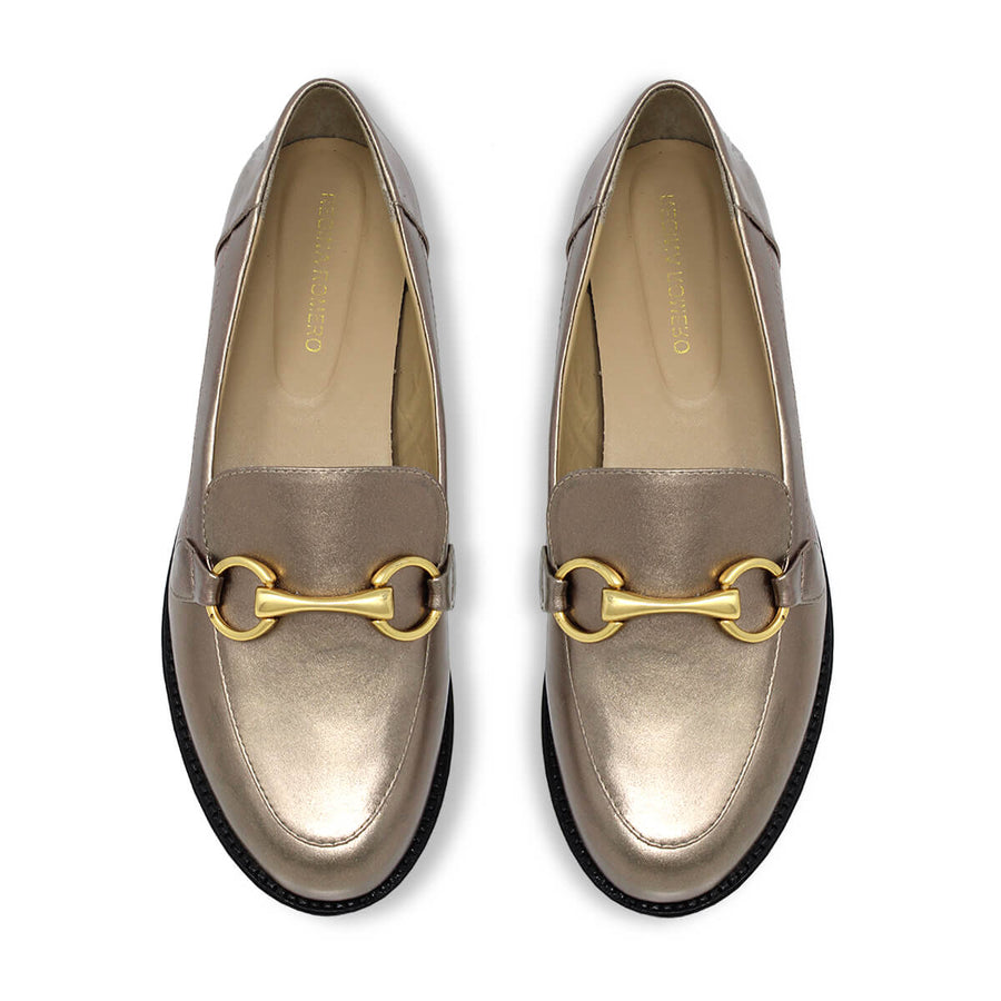 Vista superior del mocasín Judy color seda de Regina Romero con herraje metálico dorado