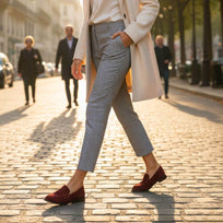 Toma caminando en calle con mocasines color vino de Regina Romero