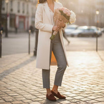 Look urbano de día combinando mocasines color vino con pantalón claro
