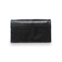 Vista trasera de la cartera de piel negra modelo Artemisa de Regina Romero