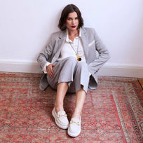 Conjunto sastre combinado con mocasines beige de Regina Romero con suela blanca