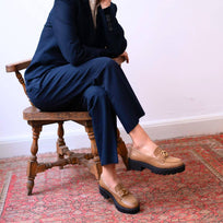 Look casual con mocasines color beige de Regina Romero y suela dentada
