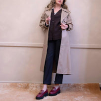 Look urbano con mocasines color vino de Regina Romero y suela dentada