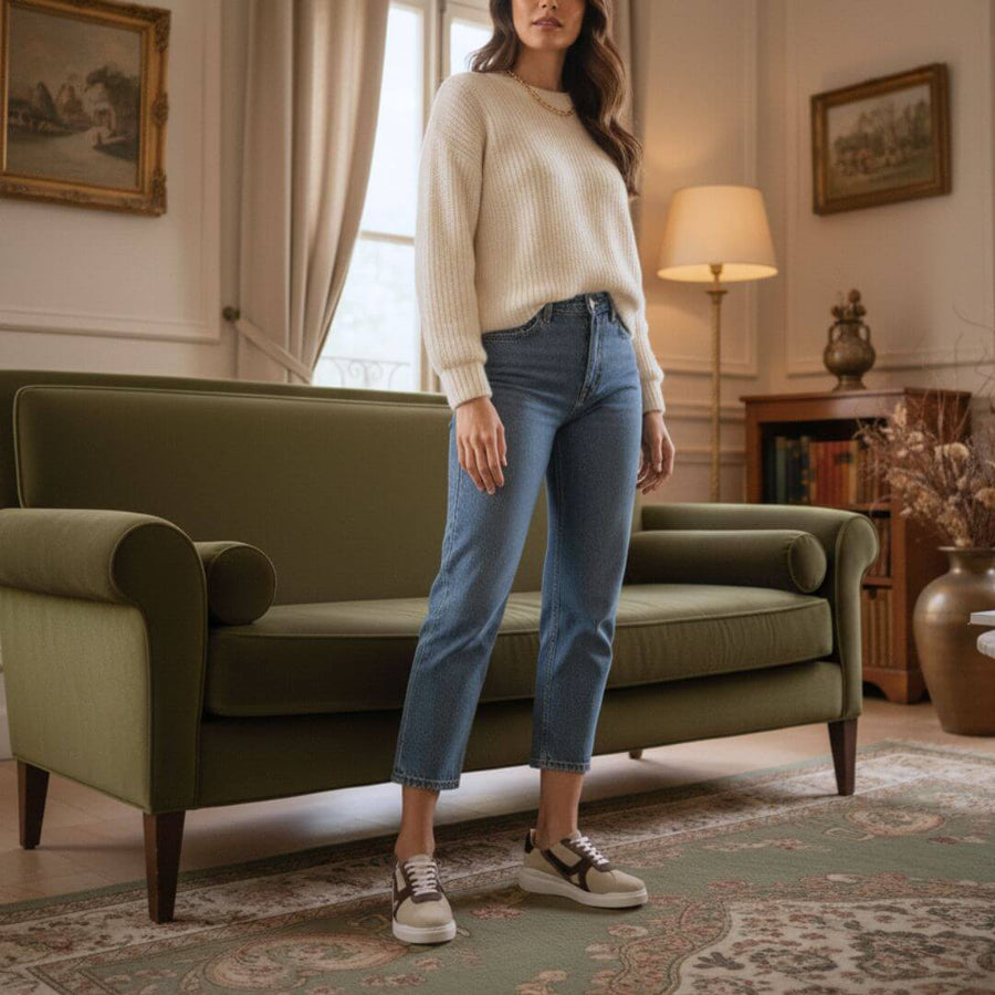 Modelo de pie combinando tenis beige con detalles café de Regina Romero
