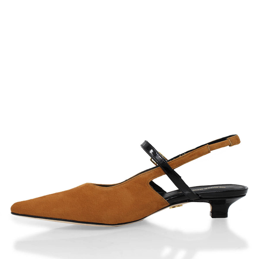 Perfil lateral opuesto de las zapatillas slingback color camel con tira negra y tacón bajo