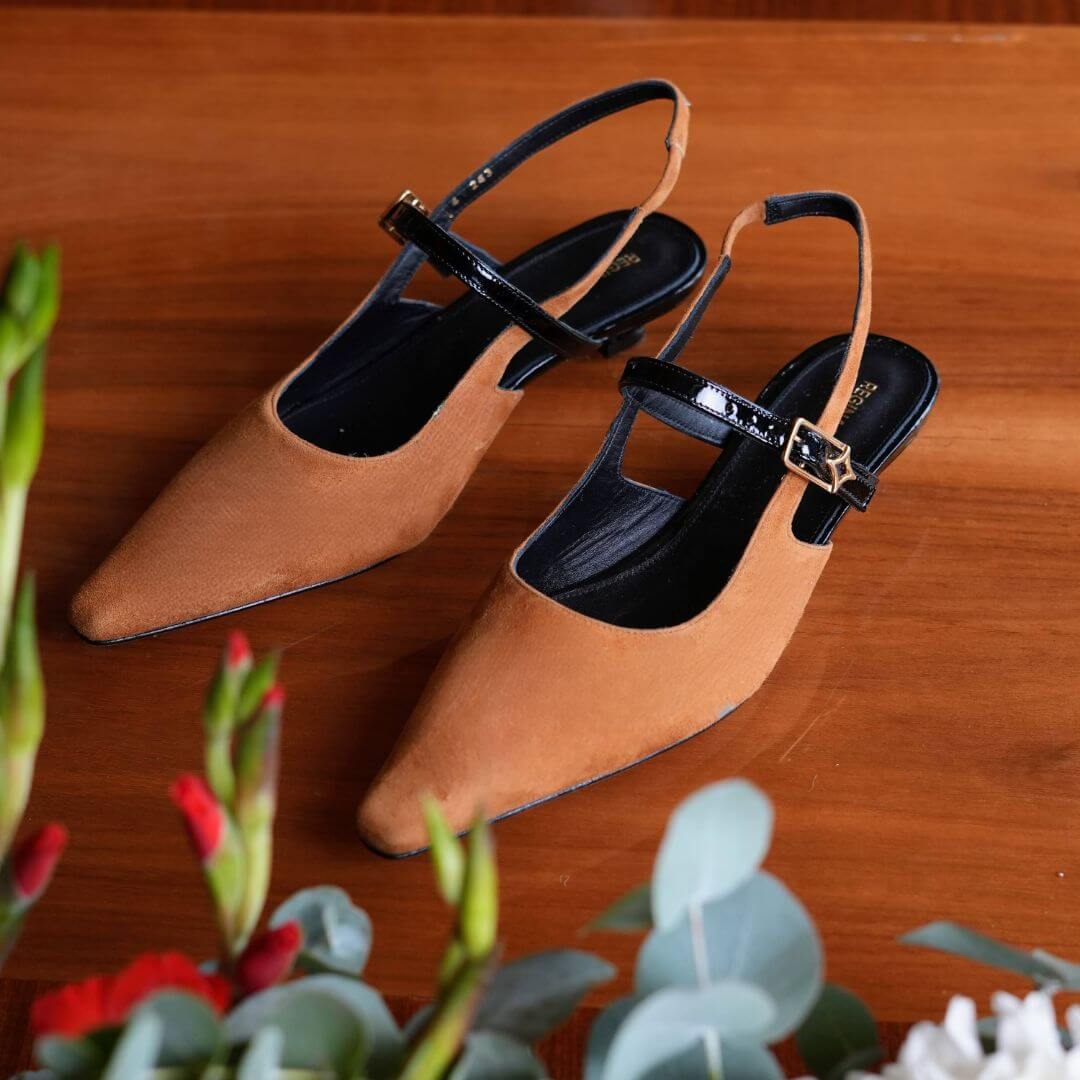 VANINA 30 - Tan y Negro Regina Romero Zapato Zapatilla Tacon Bajo Para Dama en Piel