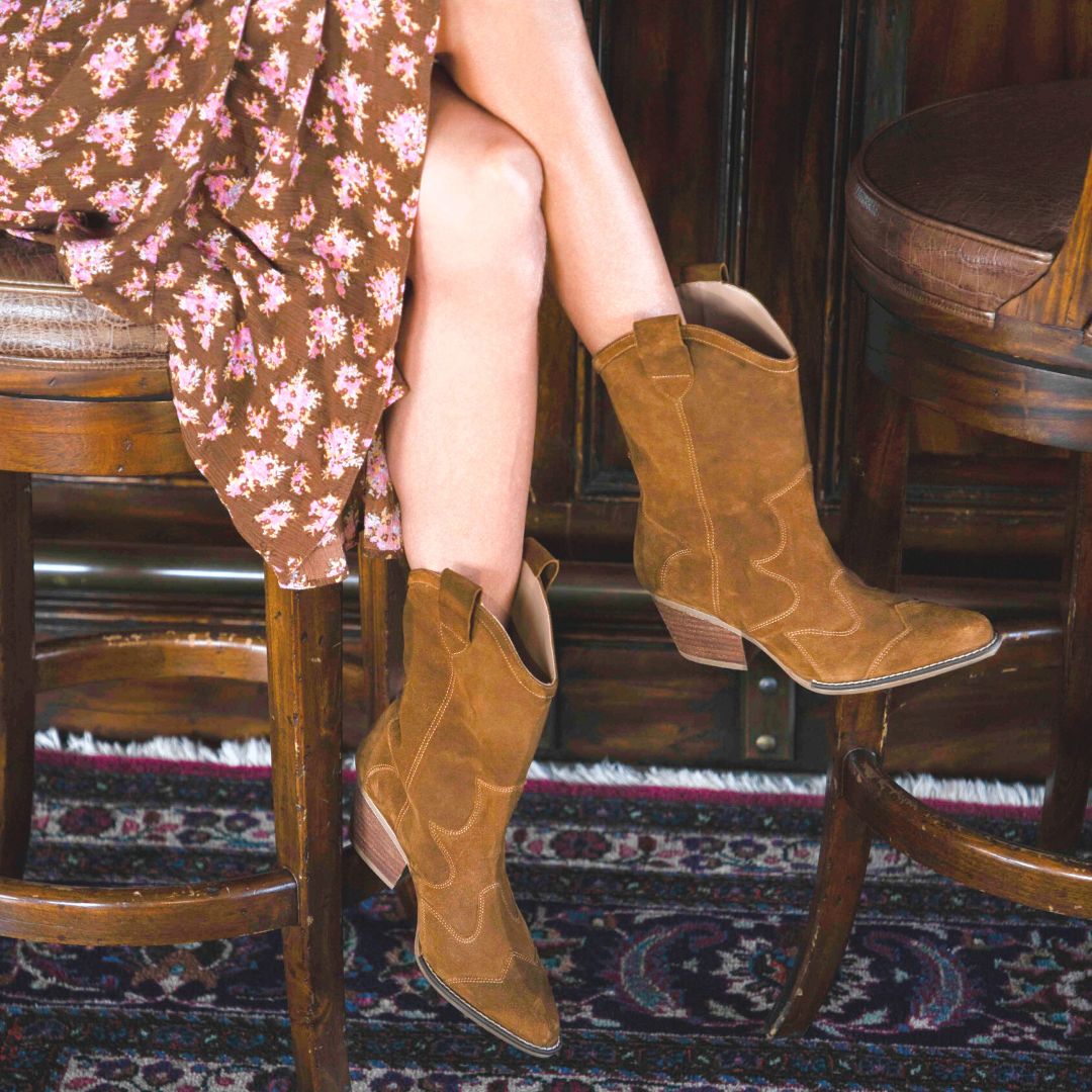 BAILEY 60 - Gamuza Oro Viejo Regina Romero Zapato Bota Botin Tacon Bajo Para Dama en Piel