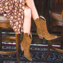 BAILEY 60 - Gamuza Oro Viejo Regina Romero Zapato Bota Botin Tacon Bajo Para Dama en Piel