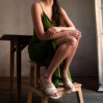 COCO - Vainilla y Latte Regina Romero Zapato Sandalia de Piso Para Dama en Piel