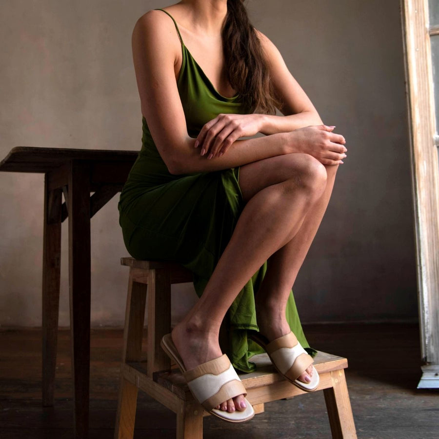 COCO - Vainilla y Latte Regina Romero Zapato Sandalia de Piso Para Dama en Piel