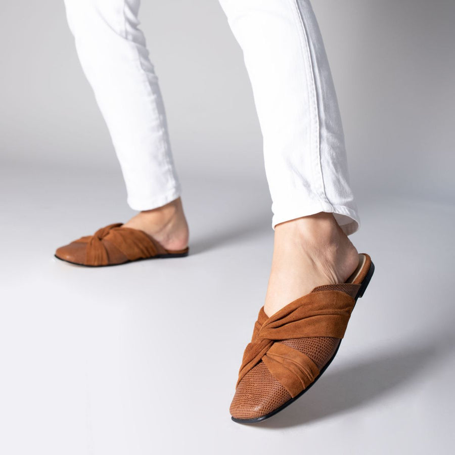 GISELLE - Nuez Regina Romero Flat Ballerina Floor Shoe for Women in Leather