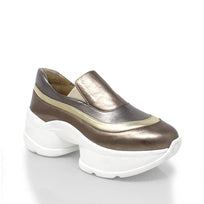 par de tenis urbanos color oro viejo con plantilla acolchada y empeine liso