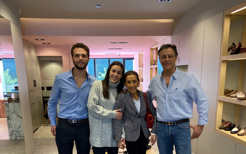 Regina Romero visita Regina Romero.