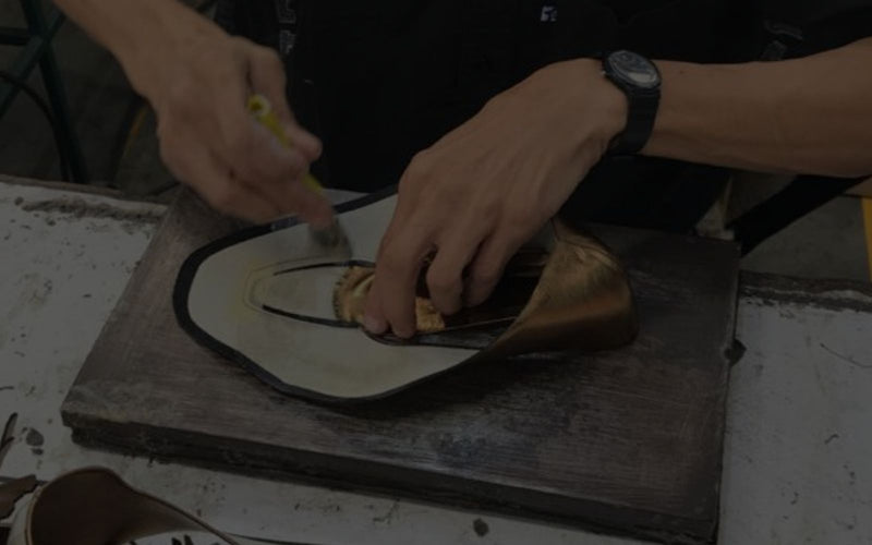 Las manos que trabajan para tus pies.
