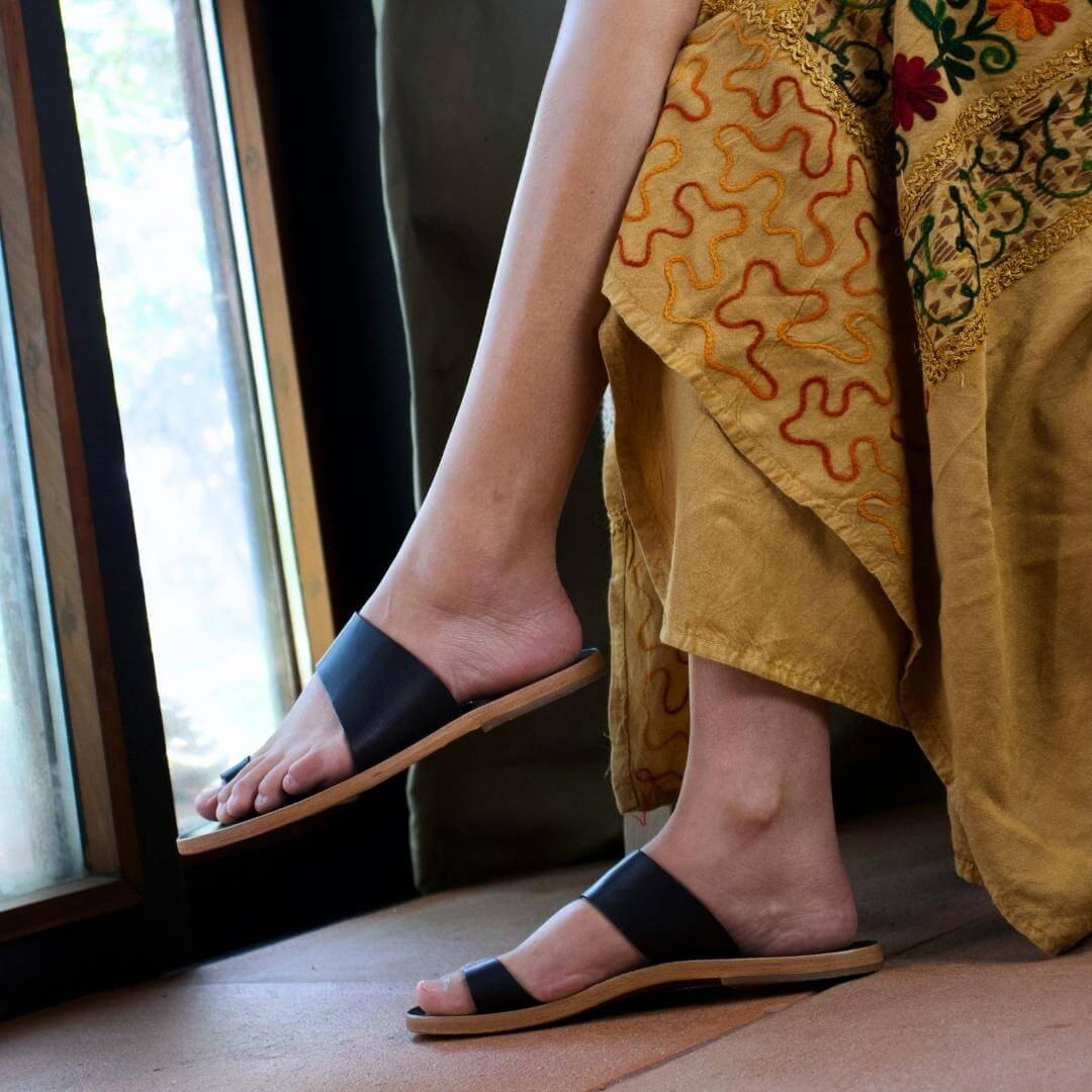 AMAYA - Negro Regina Romero Resort Zapato Sandalia de Piso Para Dama en Piel