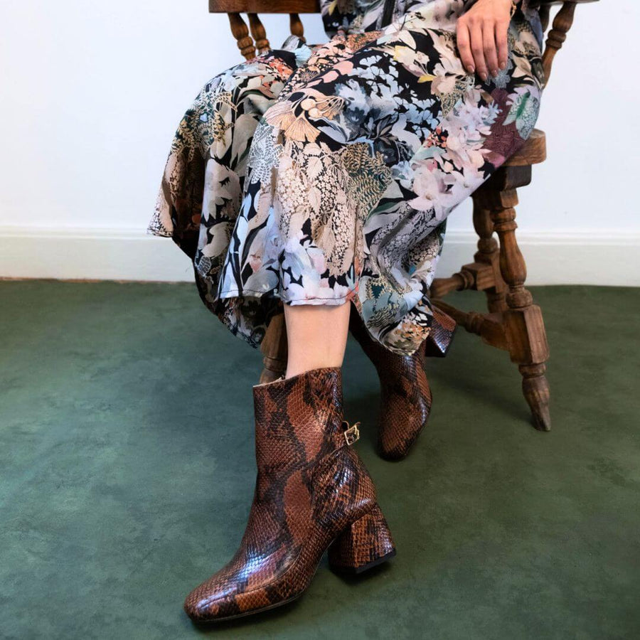 TRIANA 50 - Miel Regina Romero Zapato Bota Botin Tacon Bajo Para Dama en Piel