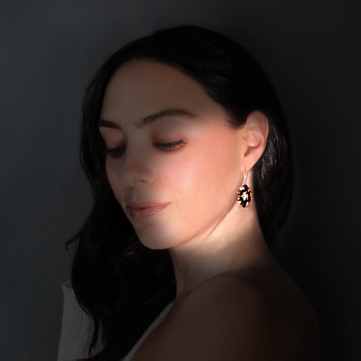 ARETES SANTORINI - Negro Onix y Dorado Regina Romero  Arete Para Dama