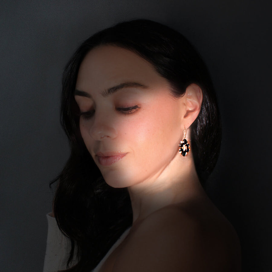 ARETES SANTORINI - Negro Onix y Dorado Regina Romero  Arete Para Dama