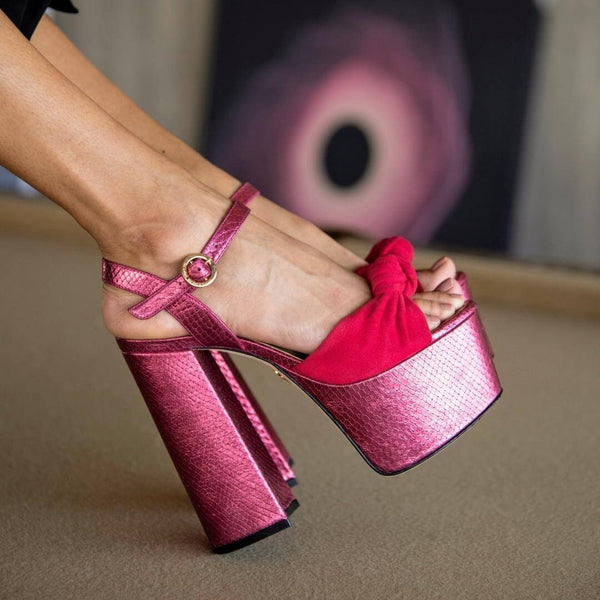 Sandalias Ale 150 Regina Romero en piel color fucsia, tacon muy alto
