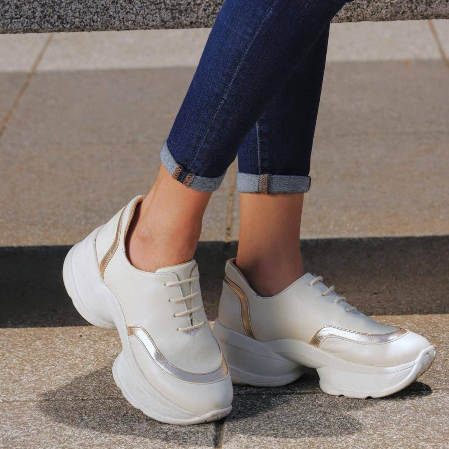 KIM 75 - Blanco y Oro Claro Regina Romero Zapato Tenis Urbano Sport Para Dama en Piel