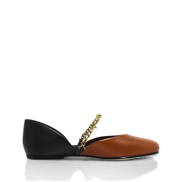 D’Orsay bicolor tan y negro con cadena dorada y punta redondeada