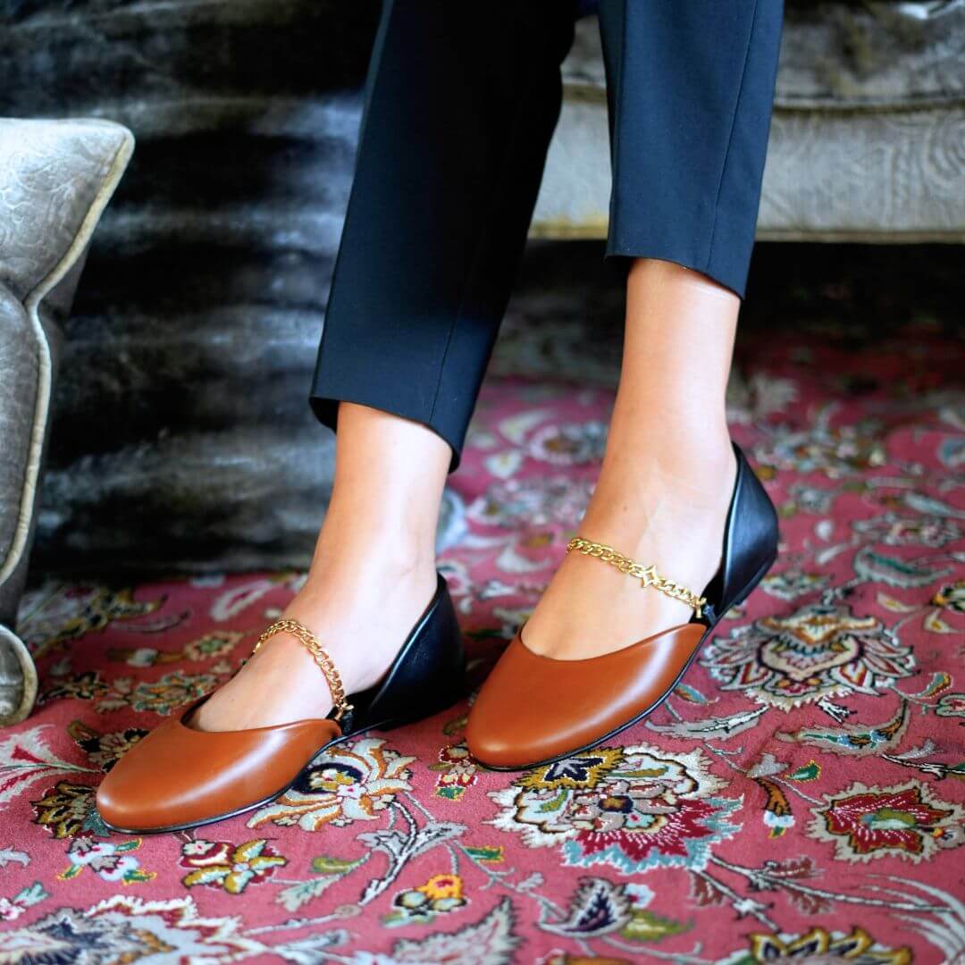 NAOMI - Tan y Negro Regina Romero Zapato Flat Balerina de Piso Para Dama en Piel