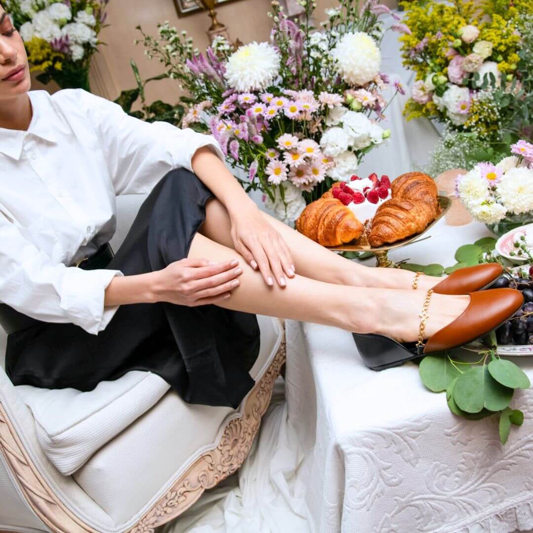 NAOMI - Tan y Negro Regina Romero Zapato Flat Balerina de Piso Para Dama en Piel