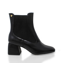 Botines chelsea de piel color negro con elástico lateral y tacón de bloque, modelo Voga de Regina Romero