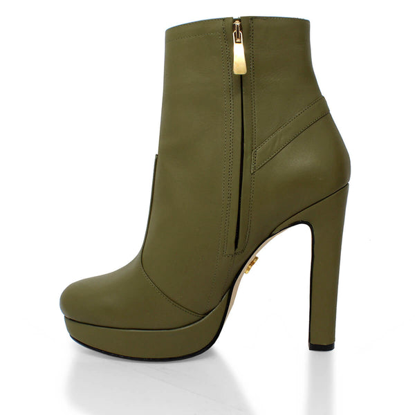 Vista lateral de los botines Apolonia color verde con perfil limpio